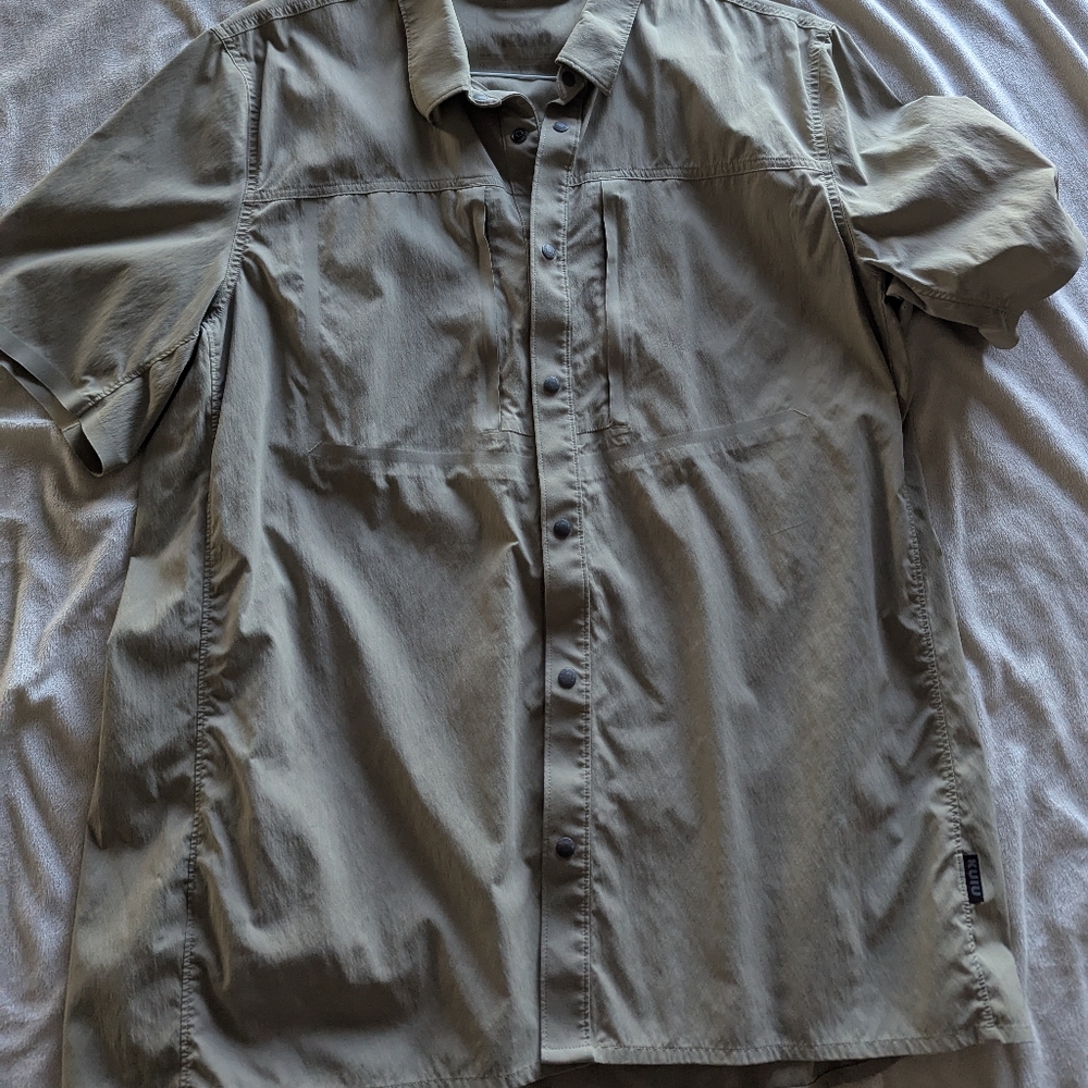 Men's Short Sleeve Button-Up Shirt in Olive